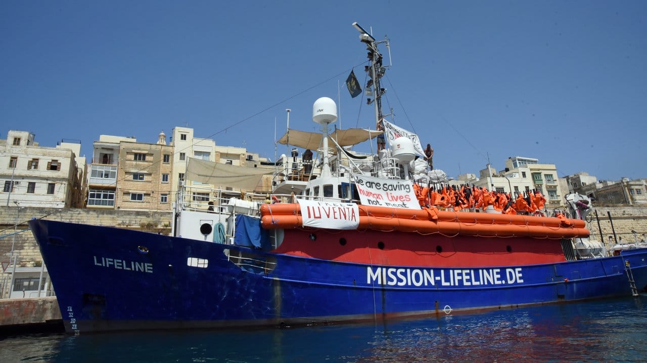 Das deutsche Seenotrettungsschiff "Lifeline" im Hafen von Malta.