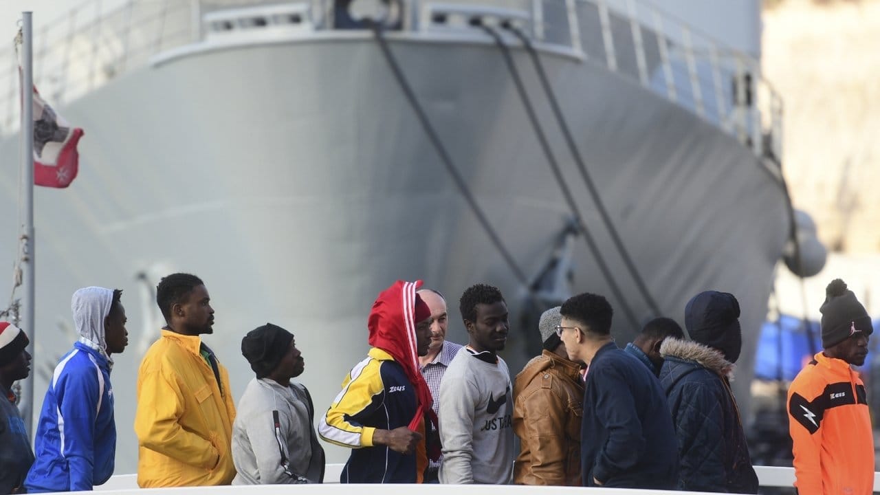 Flüchtlinge im Hafen von Valletta: Malta geht mittlerweile rigoros gegen private Seenotretter vor.