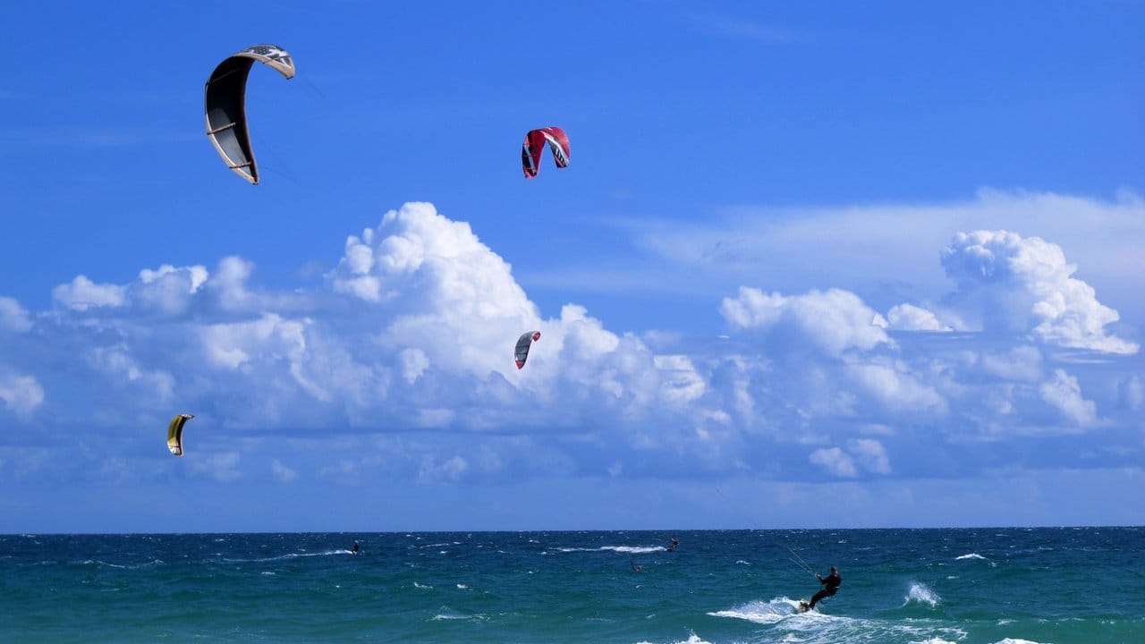 An welchem Spot bläst der Wind? - Auch für Surfsportler sind Wetterapps eine große Hilfe.