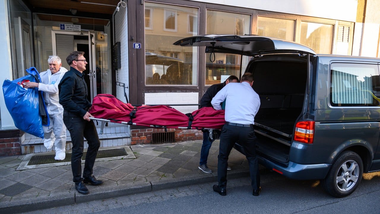 Bestatter schieben eines der Wittinger Todesopger in einen Leichenwagen. Bestatter schieben eines der Wittinger Todesopger in einen Leichenwagen.