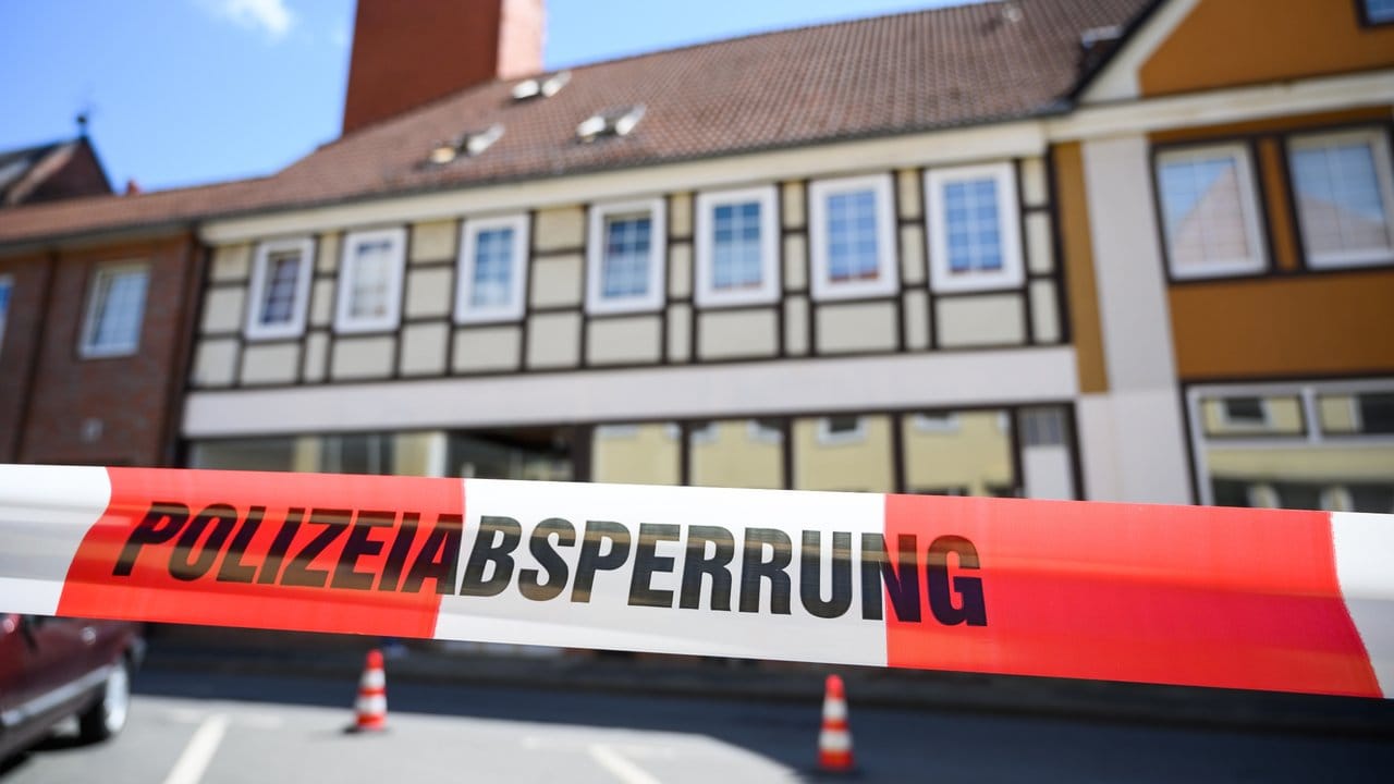 Ein Absperrband der Polizei vor einem Haus in Wittingen. Ein Absperrband der Polizei vor einem Haus in Wittingen.