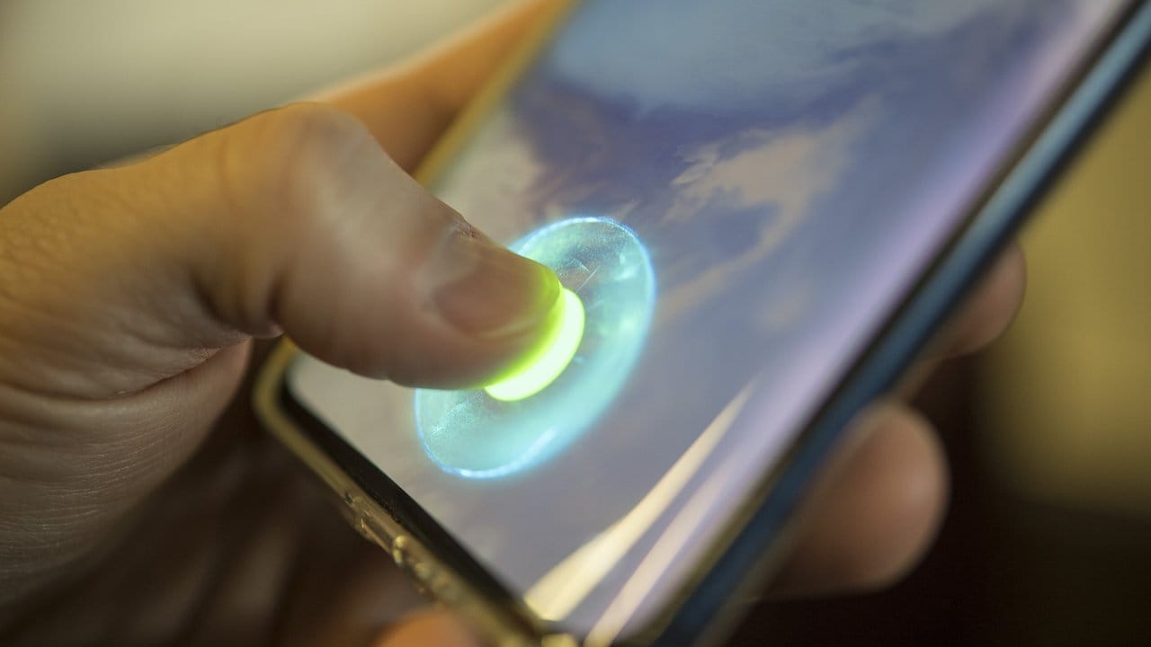 Der Fingerabdrucksensor des OnePlus 7 Pro steckt unterhalb des Displays.