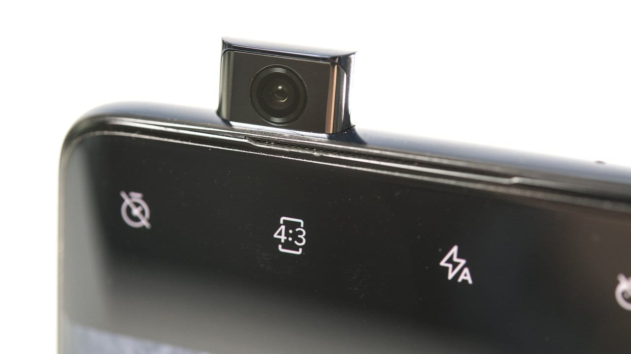 Die Frontkamera des OnePlus 7 Pro fährt aus dem Gehäuse heraus.