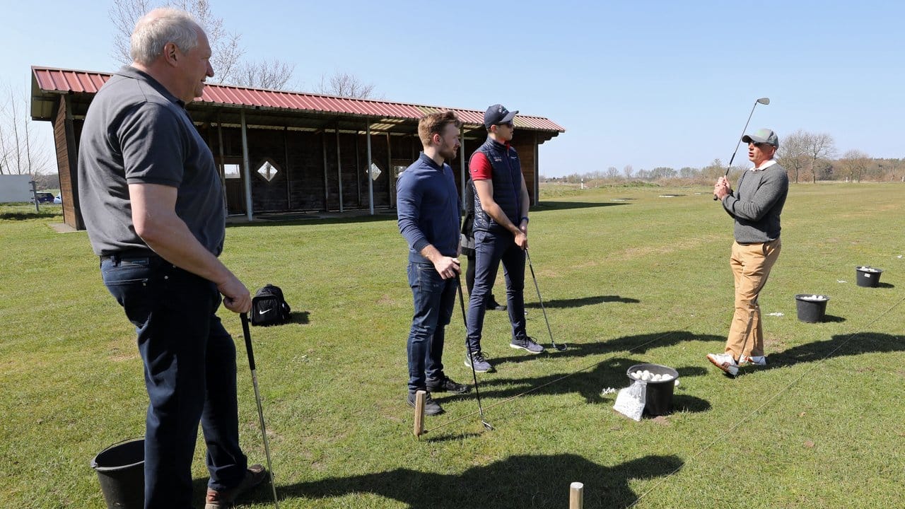 Golflehrer Tom Siegfried (ganz rechts) mit seinen Schülern Robert van der Wal (l-r), Philipp Braun und Jonathan Dommermuth.