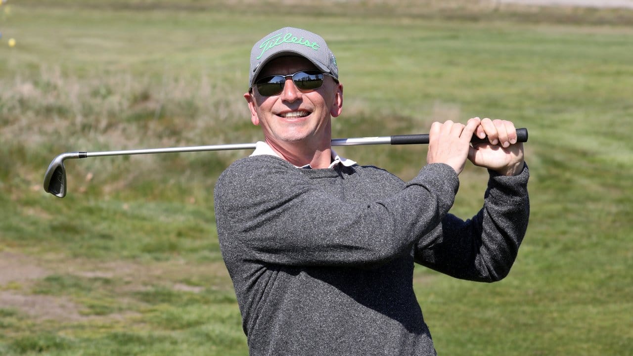 Tom Siegfried, auch "Major Tom" genannt, ist Golflehrer auf der Anlage "Zum Fischland", die südlich von Ribnitz-Damgarten in Mecklenburg-Vorpommern liegt. Tom Siegfried, auch "Major Tom" genannt, ist Golflehrer auf der Anlage "Zum Fischland", die südlich von Ribnitz-Damgarten in Mecklenburg-Vorpommern liegt.