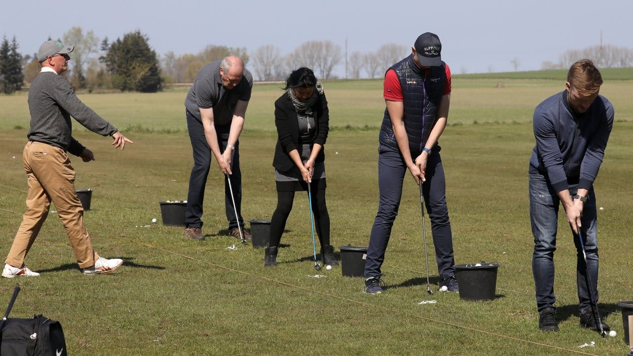 Alles richtig? Golflehrer Tom Siegfried (ganz links) kontrolliert den Abschlag seiner Schüler Robert van der Wal (l-r), Carmen Hacker, Jonathan Dommermuth und Philipp Braun.