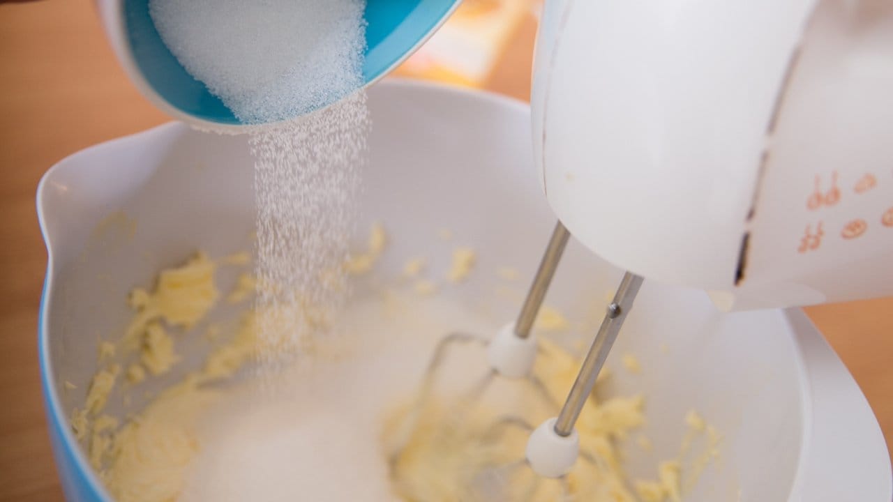 Etwas weniger geht auch: Viele Backrezepte gelingen - und schmecken - mit deutlich reduzierter Zuckermenge immer noch. Etwas weniger geht auch: Viele Backrezepte gelingen - und schmecken - mit deutlich reduzierter Zuckermenge immer noch.