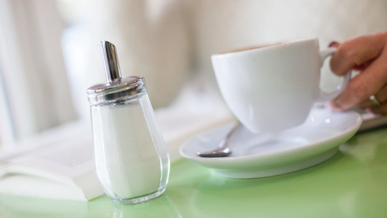 Mit viel Willen und Disziplin kann man sich an weniger Süßes gewöhnen: Erst den Zucker im Kaffee reduzieren und später ganz weglassen. Mit viel Willen und Disziplin kann man sich an weniger Süßes gewöhnen: Erst den Zucker im Kaffee reduzieren und später ganz weglassen.
