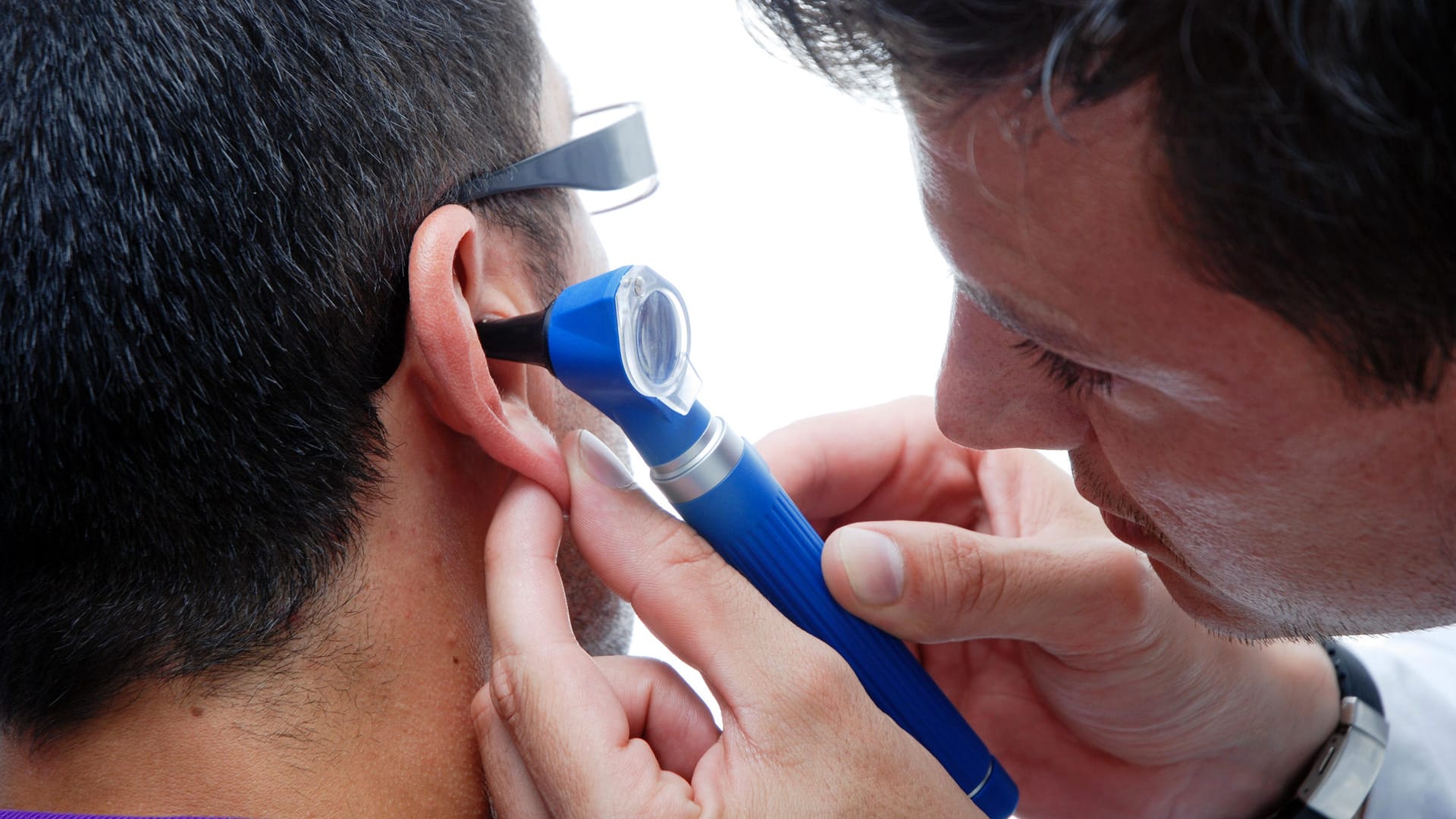 Tipp Nr. 1: Schnell zum Arzt gehen. Je früher eine Behandlung bei Tinnitus einsetzt, umso besser. Sofern das Geräusch nicht weggeht, sollte man innerhalb der ersten acht Tage zu einem Hals-Nasen-Ohren-Arzt gehen.