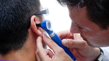 Tipp Nr. 1: Schnell zum Arzt gehen. Je früher eine Behandlung bei Tinnitus einsetzt, umso besser. Sofern das Geräusch nicht weggeht, sollte man innerhalb der ersten acht Tage zu einem Hals-Nasen-Ohren-Arzt gehen.