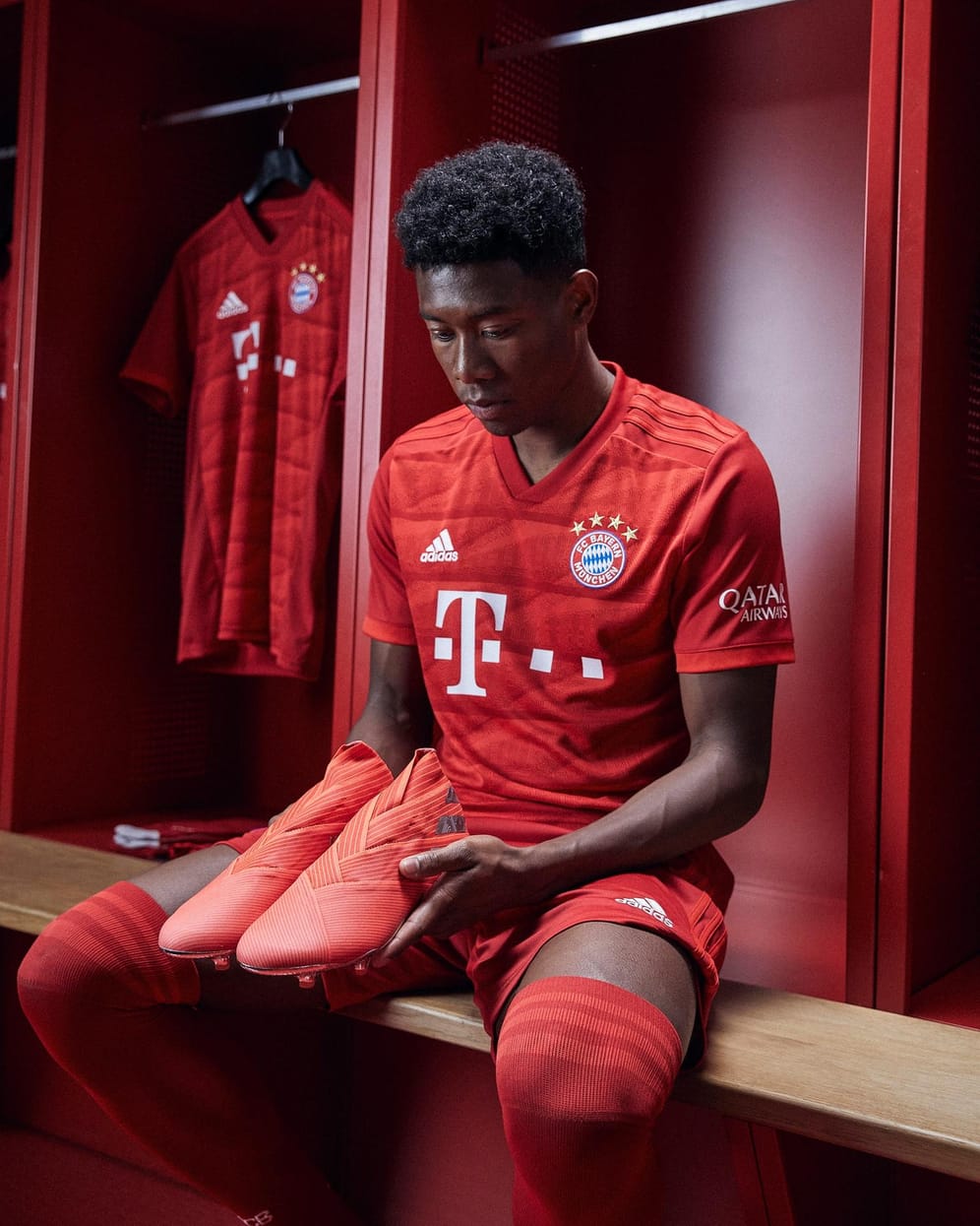 David Alaba sitzt mit dem neuen Outfit in der Kabine.