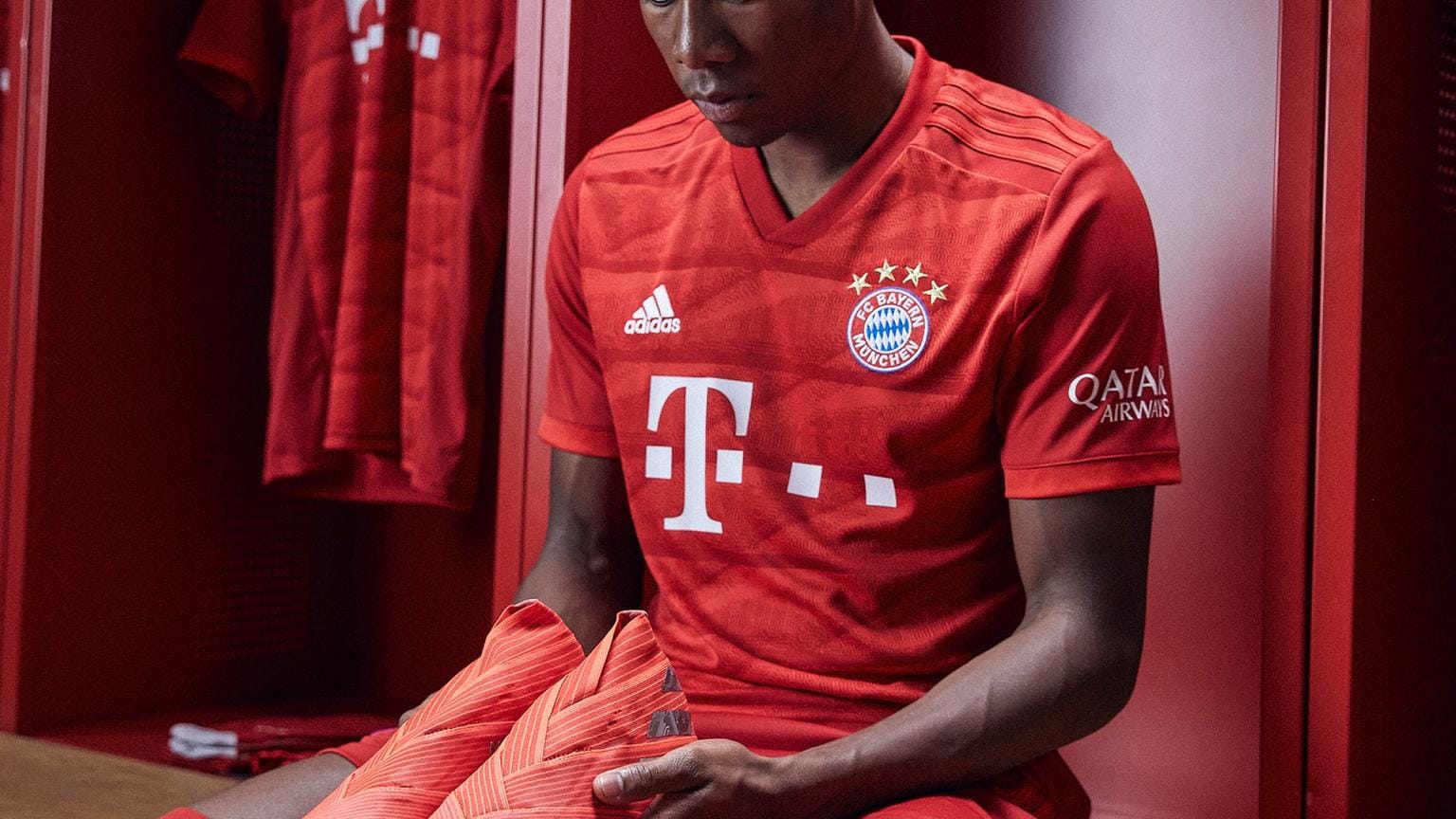 David Alaba sitzt mit dem neuen Outfit in der Kabine.