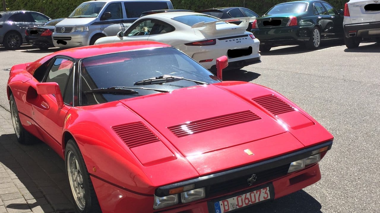 Der rote Ferrari 288 GTO, Erstzulassung 1985, soll einen Wert von über 2 Millionen Euro haben.
