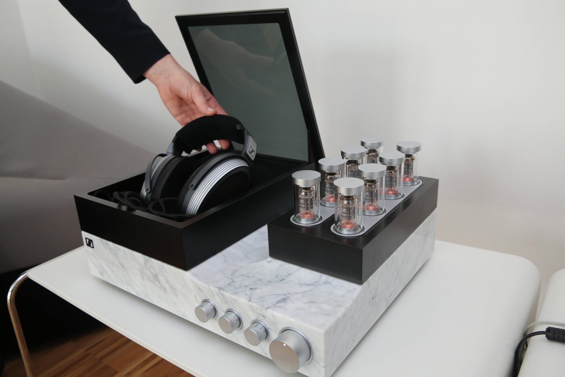 Fritz Sennheiser gründete am 1. Juni 1945 zunächst das "Laboratorium Wennebostel" mit Sitz in Wedemark-Wenneborstel. Später erfolgte die Umbenennung in die Sennheiser electronic GmbH & Co. KG. Das Unternehmen entwickelt und produziert vor allem Kopfhörer und Mikrofone für die Musik- und Unterhaltungsindustrie sowie die Luftfahrt. Hier im Bild der High-End Kopfhörer "Sennheiser HE1" zum Preis von rund 50.000 Euro aus dem Jahr 2016. Fritz Sennheiser gründete am 1. Juni 1945 zunächst das "Laboratorium Wennebostel" mit Sitz in Wedemark-Wenneborstel. Später erfolgte die Umbenennung in die Sennheiser electronic GmbH & Co. KG. Das Unternehmen entwickelt und produziert vor allem Kopfhörer und Mikrofone für die Musik- und Unterhaltungsindustrie sowie die Luftfahrt. Hier im Bild der High-End Kopfhörer "Sennheiser HE1" zum Preis von rund 50.000 Euro aus dem Jahr 2016.