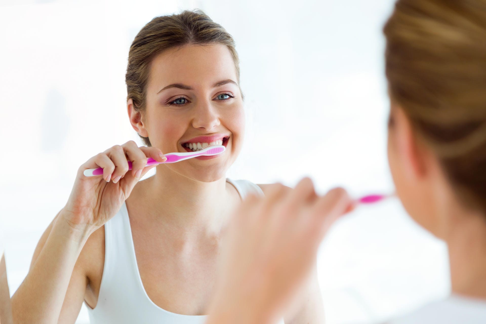 Tipp Nr. 3: Eine gute Mundhygiene schützt ebenfalls vor Alzheimer. Eine Studie der Universität von South Carolina hat ergeben, dass Parodontose bei Menschen unter 35 in späteren Jahren die Wahrscheinlichkeit von Alzheimer um das Vierfache erhöht. Experten vermuten, dass Entzündungen im Mundraum sich auf das Hirn ausweiten können. Jean Carper: 100 simple things you can do to prevent alzheimer's and age-related memory loss