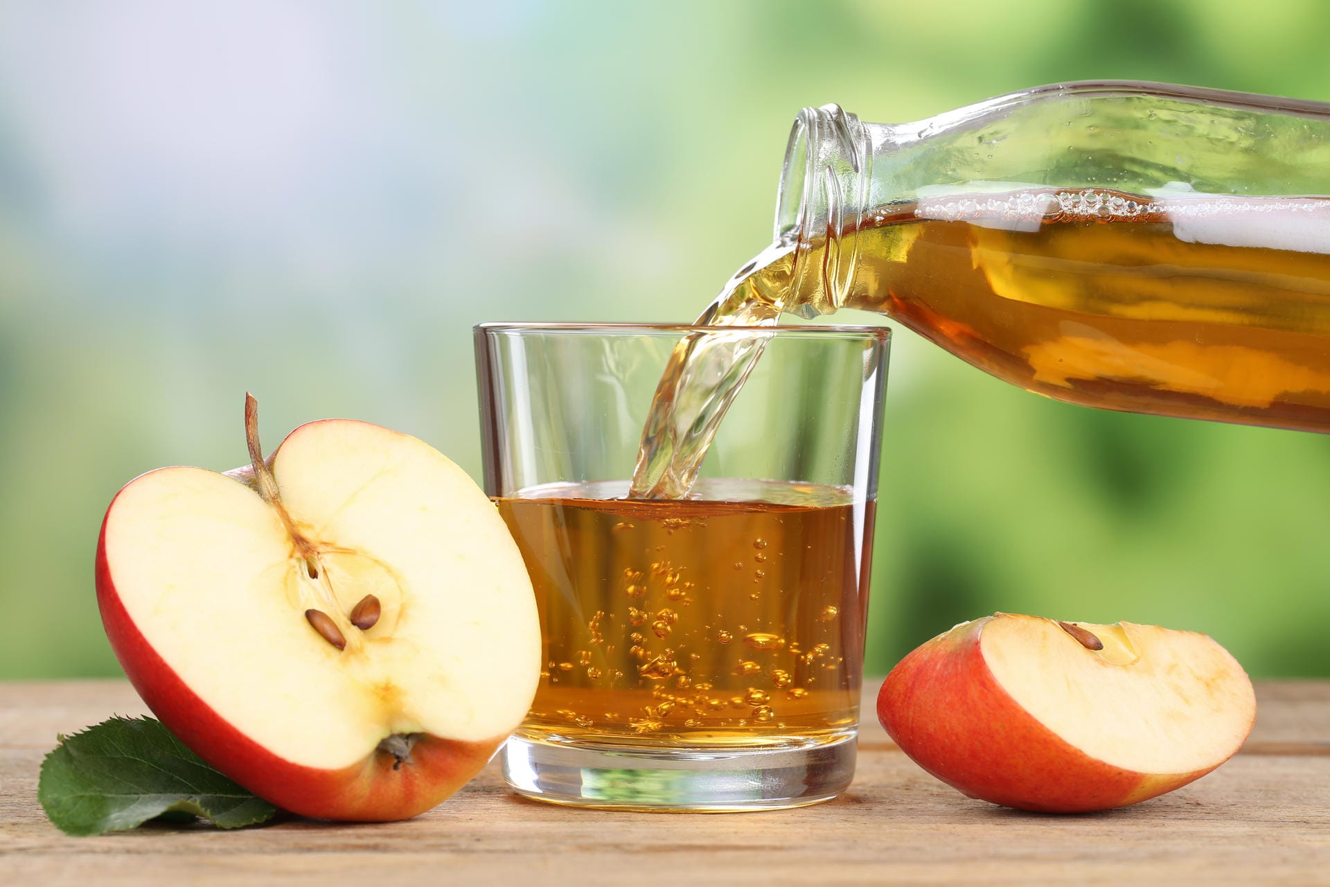 Tipp Nr. 7: Apfelsaft trinken. Der Genuss von Apfelsaft fördert die Produktion des Neurotransmitters Acetylcholin. Studien belegen, dass Mäuse, die Apfelsaft trinken, sich besser an Dinge erinnern können, als wenn sie nur Wasser zu sich nehmen. Jean Carper: 100 simple things you can do to prevent alzheimer's and age-related memory loss