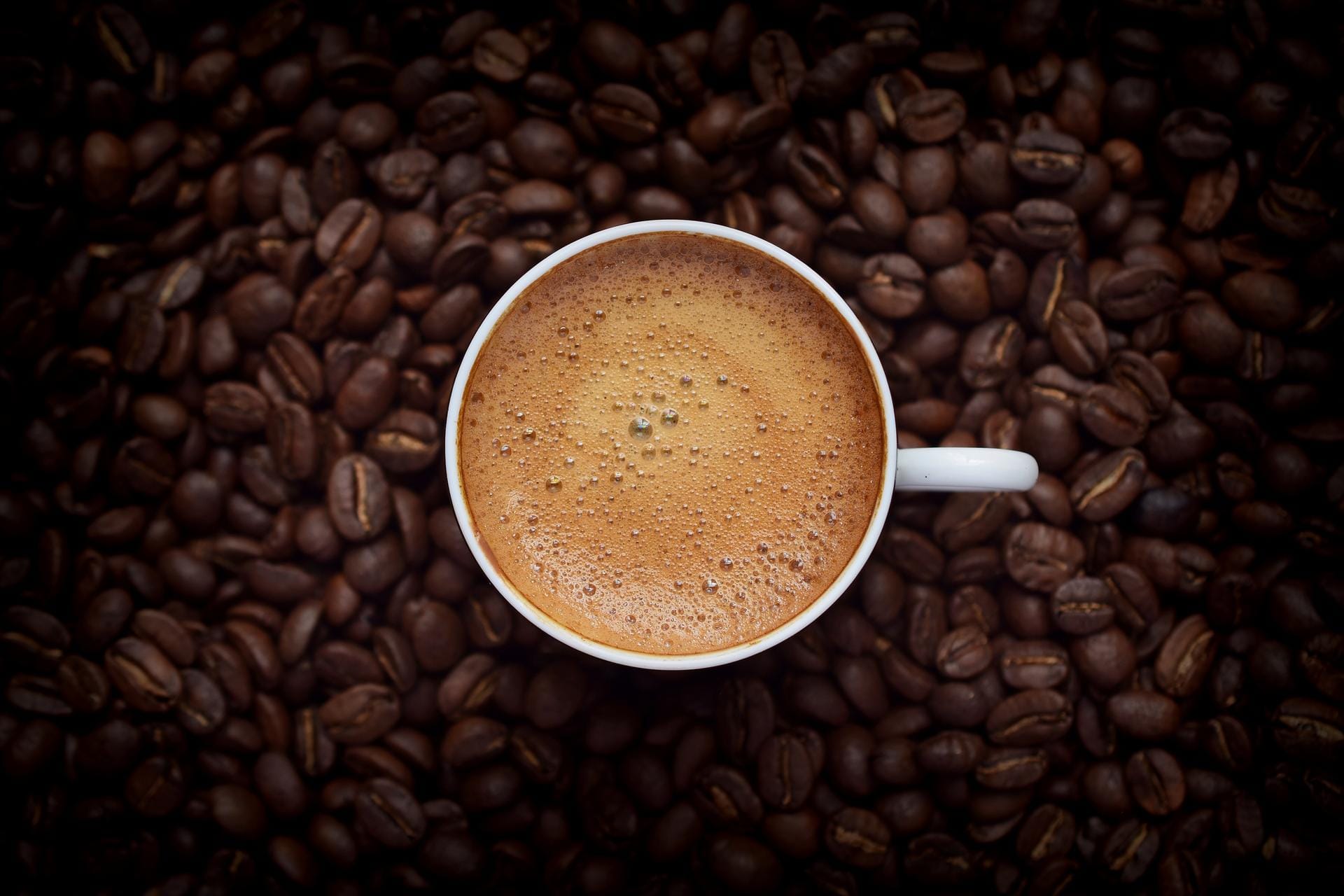 Tipp Nr. 8: Kaffee trinken. Wer täglich drei bis bis fünf Tassen koffeinhaltigen Kaffee trinkt, senkt sein Alzheimer-Risiko um erstaunliche 65 Prozent. Jean Carper: 100 simple things you can do to prevent alzheimer's and age-related memory loss