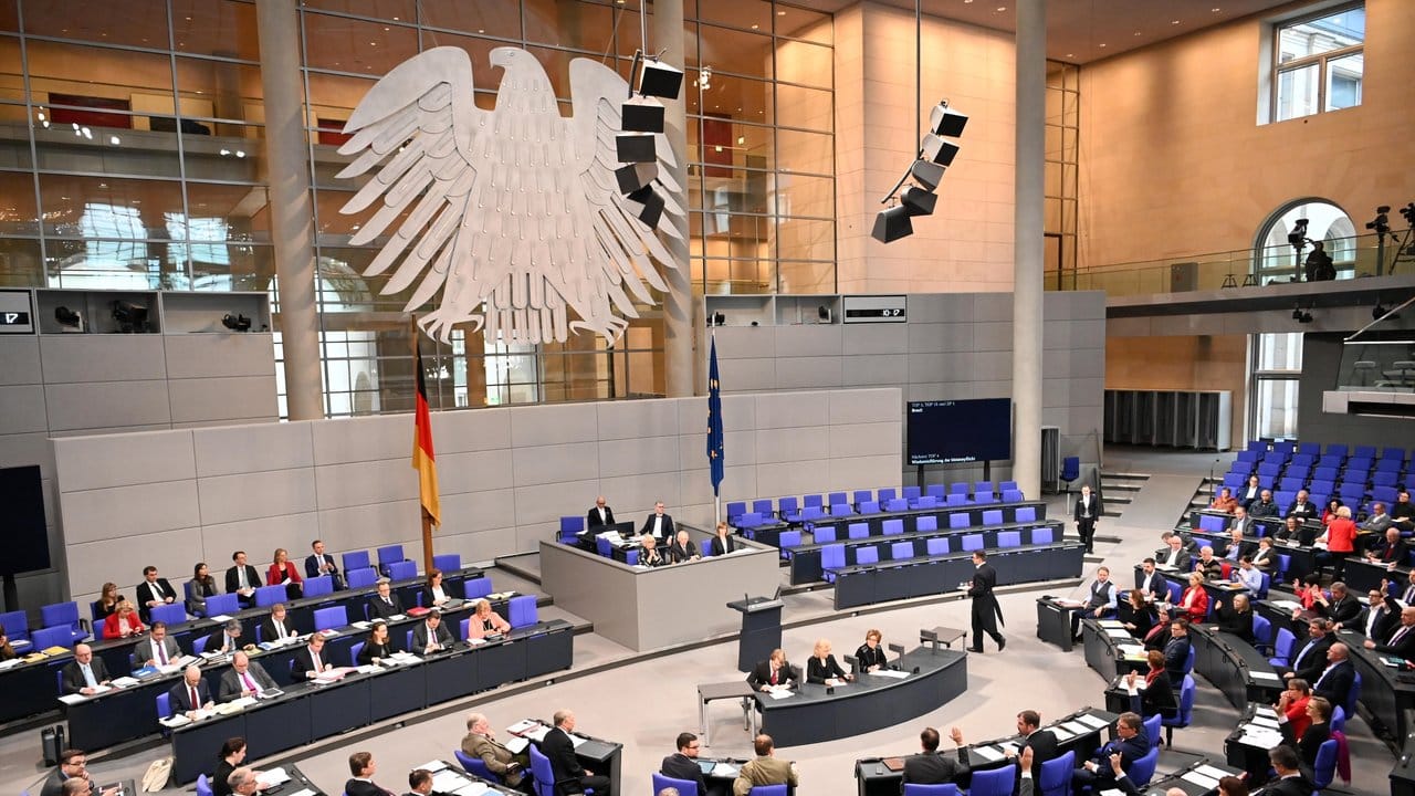 Der Bundestag berät über die Bafög-Reform, das "Geordnete-Rückkehr-Gesetz" und das Grundgesetz.