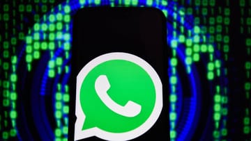 Im Mai war WhatsApp von einer Lücke betroffen, mit der Unbekannte Anrufe Überwachungssoftware auf dem Smartphone zu installieren konnten. Um sich zu schützen, sollten Nutzer die aktuelle Version installieren. So prüfen Sie, welche Version Sie derzeit nutzen.