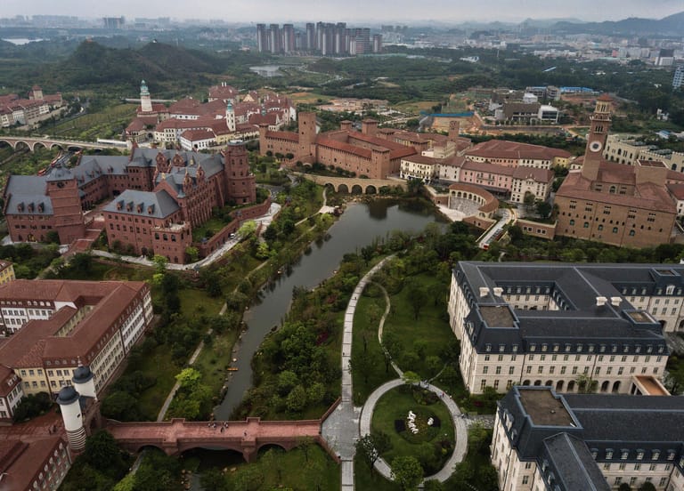 Insgesamt beherbergt Huaweis neuer Forschungs- und Entwicklungscampus in der Nähe von Shenzhen zwölf verschiedene "Städte", die Namen europäischer Städte wie "Paris", "Verona" und "Brügge" tragen.