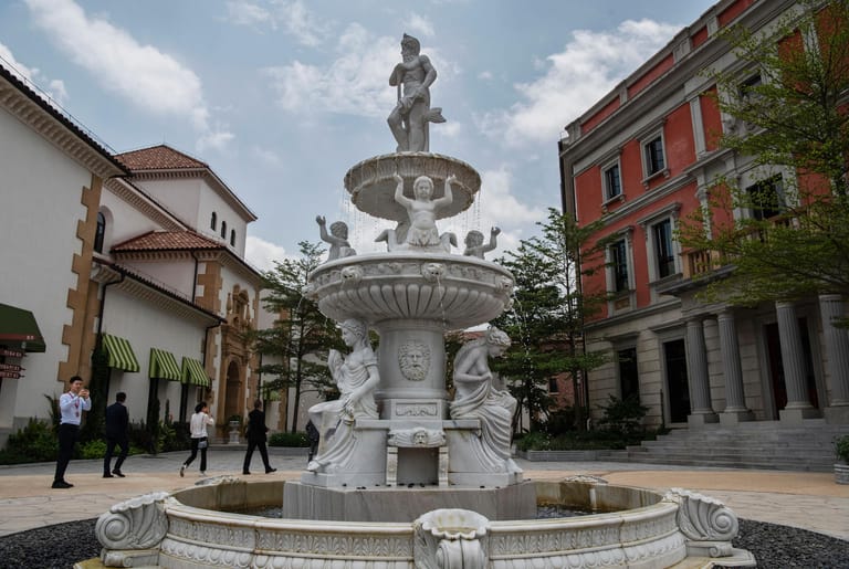 Dieser Brunnen steht im Stadtteil "Granada". Der Campus selbst heißt "Ox Horn". Das ganze Areal misst knapp zehn Quadratkilometer.