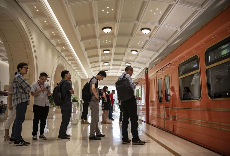 Private Züge bringen die Mitarbeiter ins Büro. Viele wohnen im nahe gelegenen Shenzhen – in Apartments, die von Huawei zur Verfügung gestellt werden.