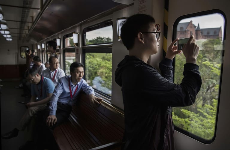 Die Züge werden auch von Kunden und Besuchern genutzt. Huawei ist Chinas wertvollste Marke.
