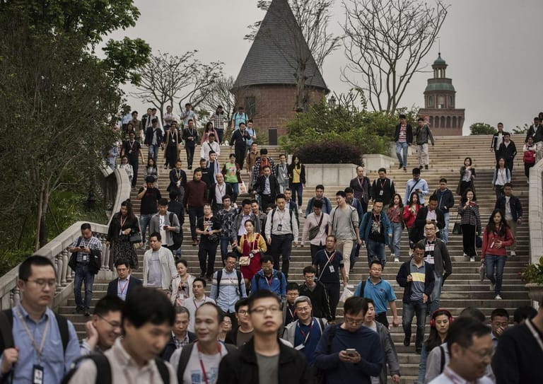 Feierabend: Huawei-Mitarbeiter verlassen den Campus am Ende eines Arbeitstages. Weltweit beschäftigt Huawei mehr als 180.000 Menschen.