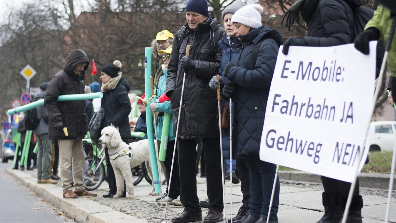 Gegner von E-Tretrollern formulieren vor dem Bundesverkehrsministerium ihre Forderungen: "Fahrbahn Ja, Gehweg Nein".
