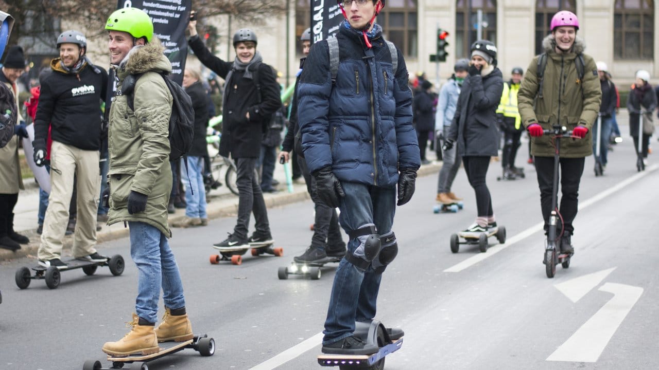 Elektrisch unterwegs: Anhänger der Elektro-Tretroller und E-Skateboards vor dem Bundesverkehrsministerium in Berlin.