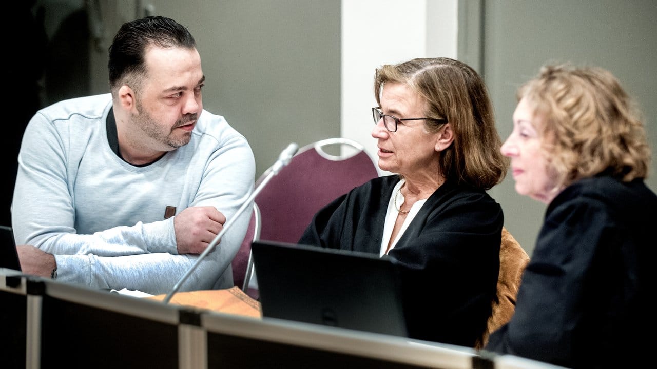 Der wegen Mordes angeklagte Niels Högel sitzt im Gerichtssaal neben seinen Anwältinnen Ulrike Baumann (M.