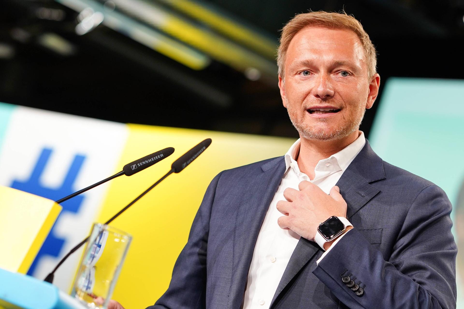 FDP-Chef Christian Lindner: "Ich wette bis zuletzt auf den BVB. Das wäre auch im Sinne einer Belebung der Liga. Als Schwarz-Gelber halte ich meinem Verein in guten wie in schlechten Zeiten die Treue."