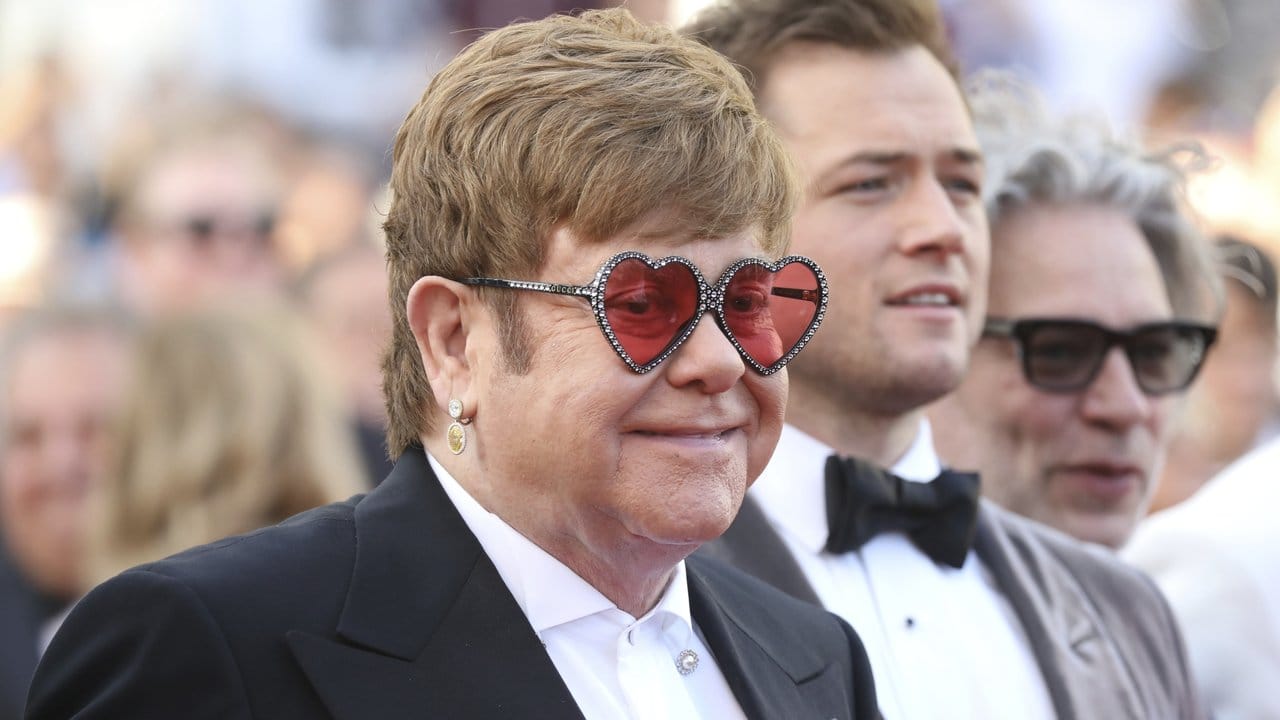 Elton John hat noch immer ein Faible für ausgefallene Brillen.