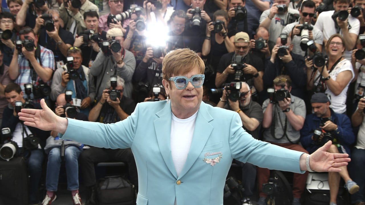 Elton John bringt Farbe nach Cannes.