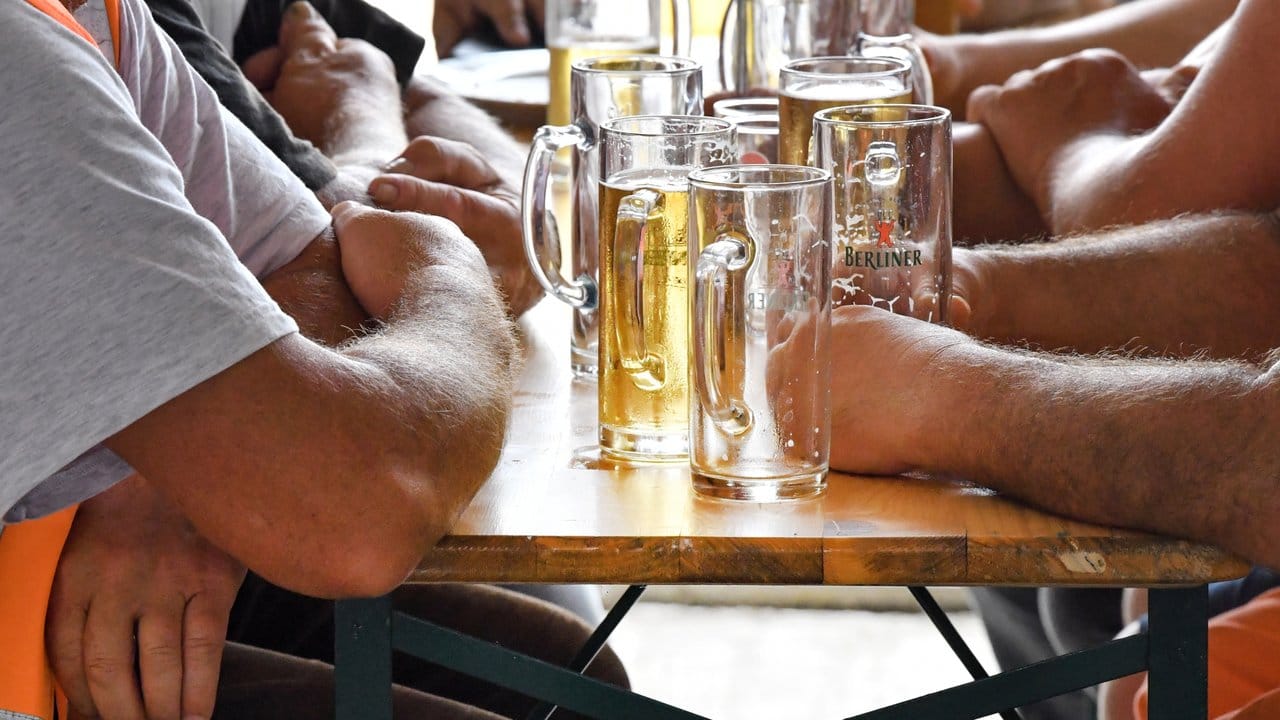 Experten raten dazu, beim Anstoßen unter Kollegen zu nicht-alkoholischen Getränken zu greifen.