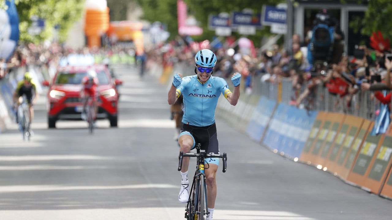 Pello Bilbao feiert seinen Ausreißersieg auf der siebten Etappe beim Giro d'Italia.