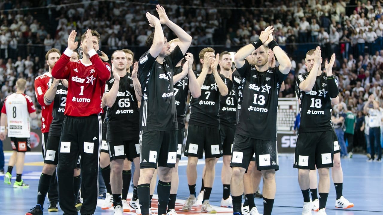 Die Kieler Handballer feiern den Einzug ins EHF-Pokalfinale.