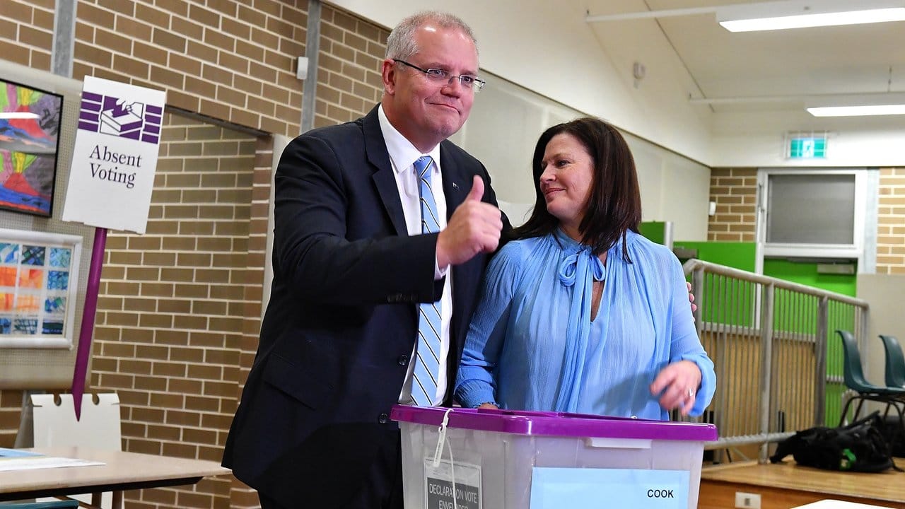 Australiens Premierminister Scott Morrison zusammen mit Frau Jenny in seinem Wahllokal in einer Schule in Sydney.