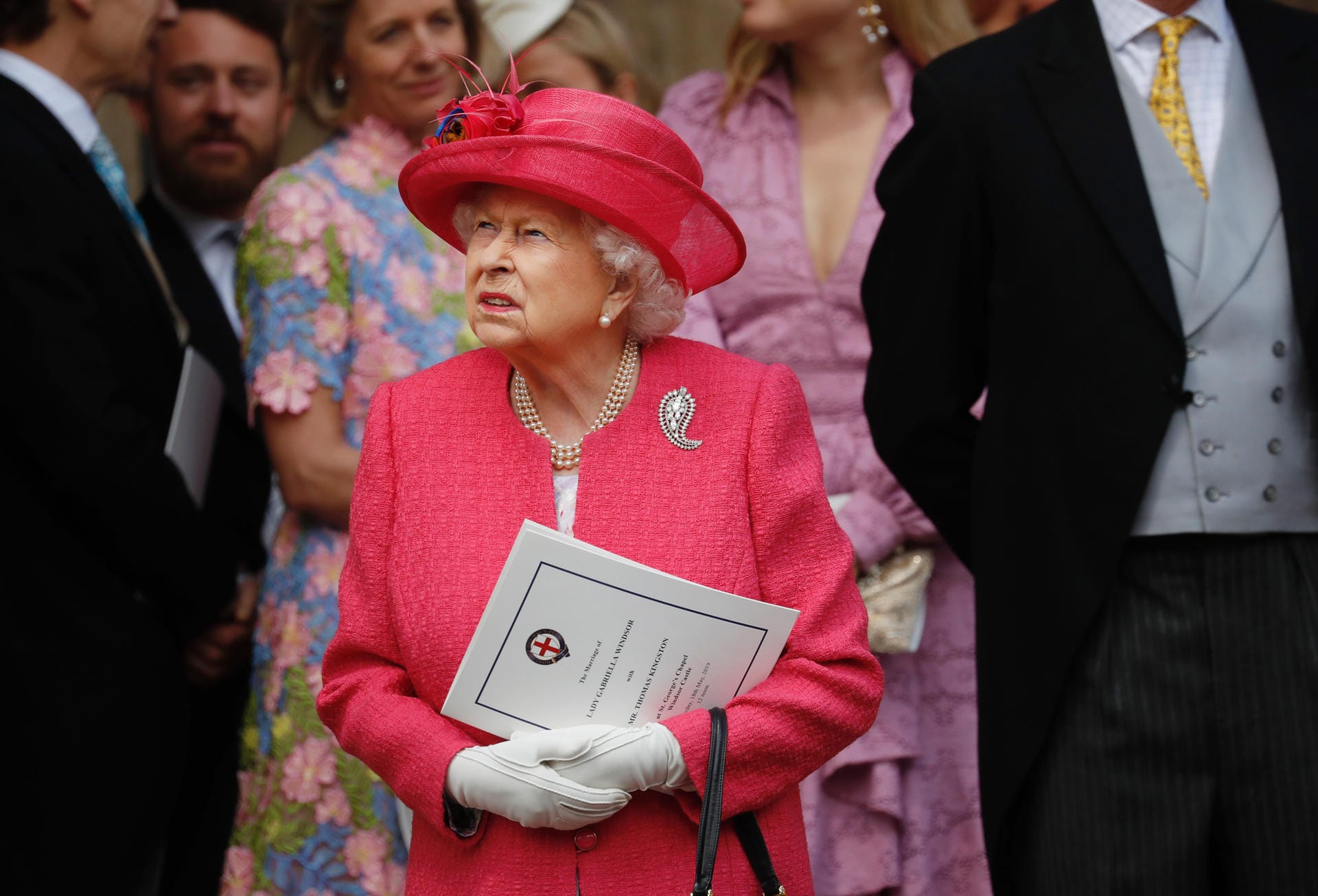 Königin Elizabeth kam in einem fuchsiefarbenen Outfit.