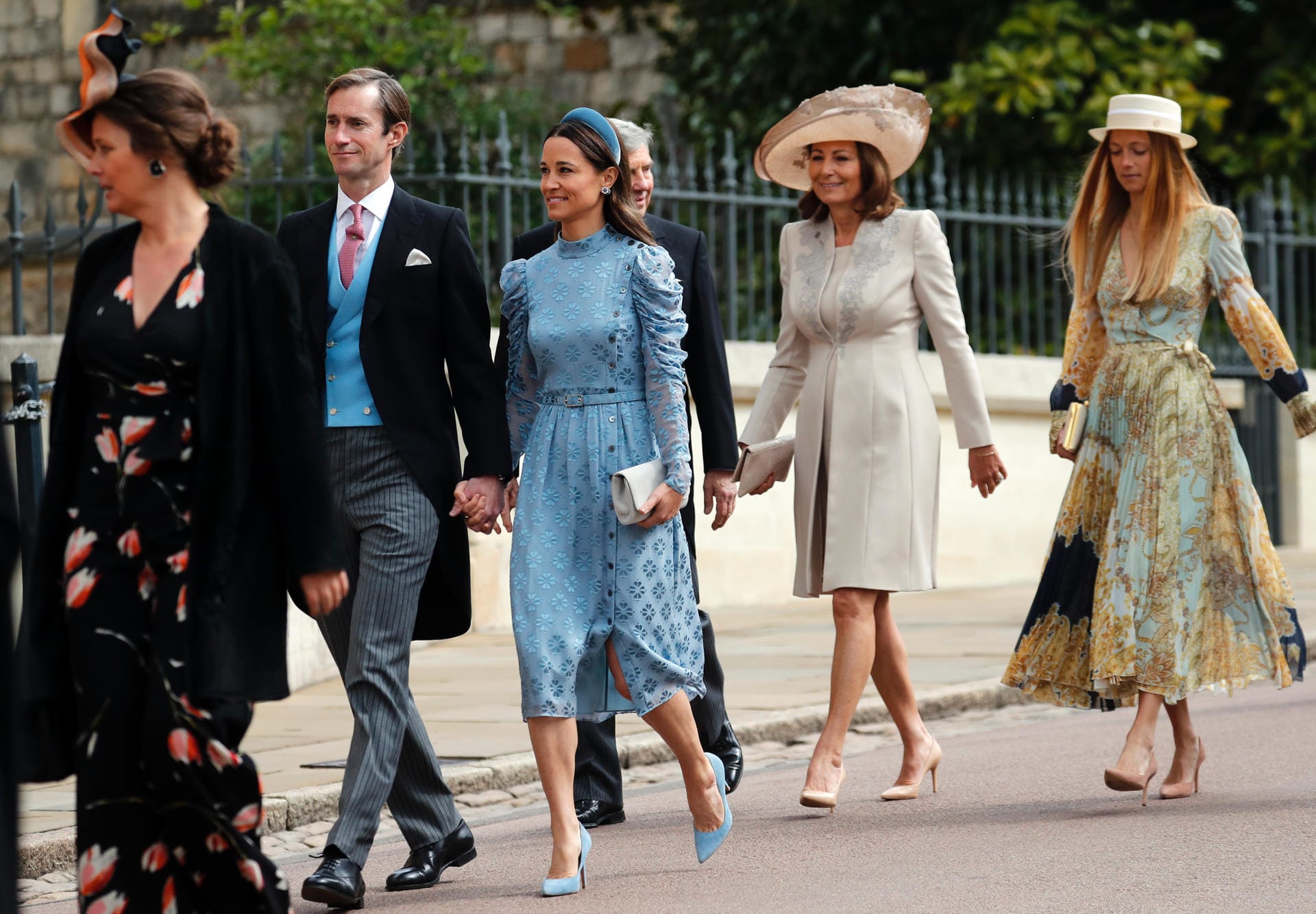 Die Middletons: James Matthews, Pippa Middleton, dahinter die Eltern von Herzogin Kate und die neue Freundin von James Middleton.