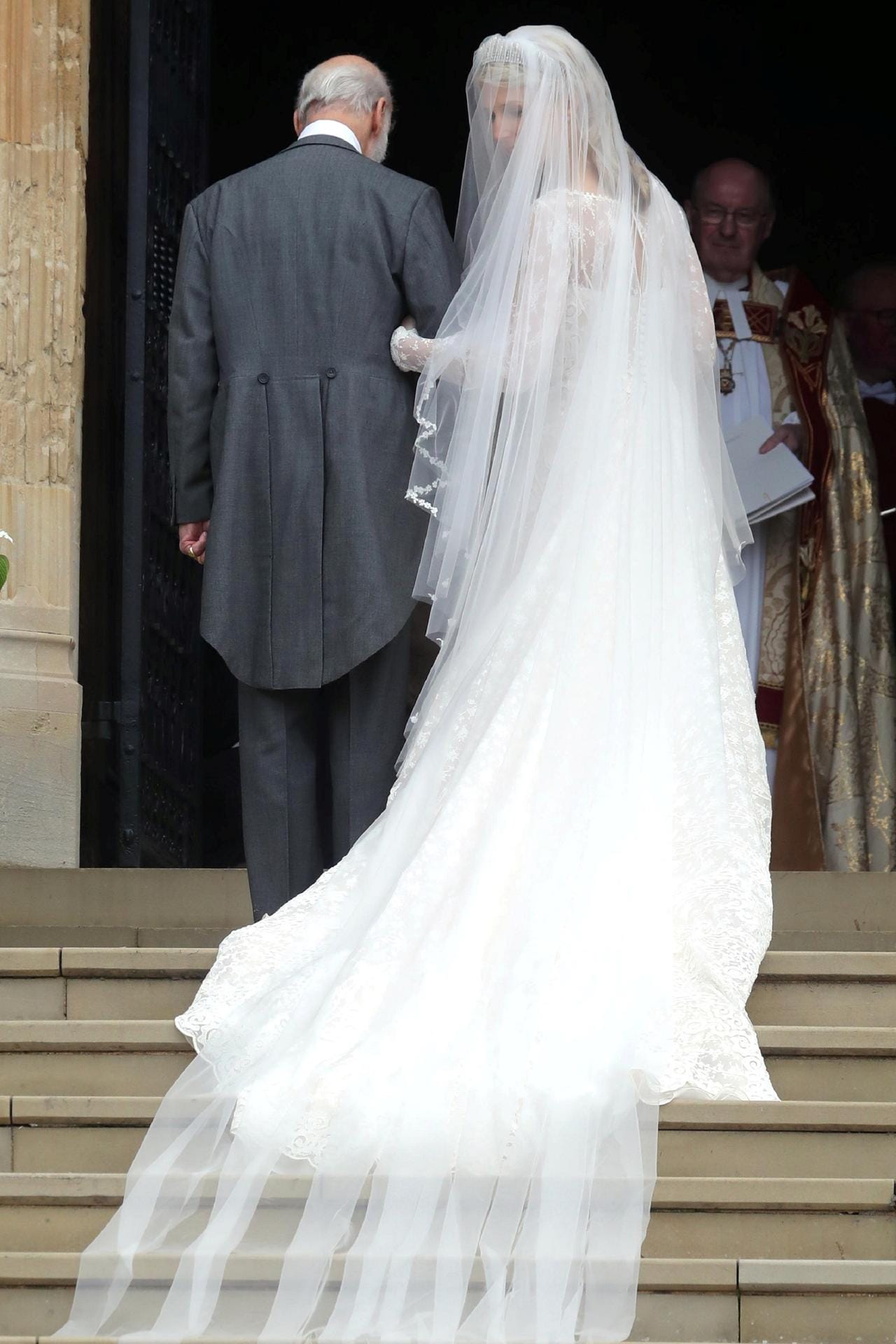 Lady Gabriella Windsor wurde von ihrem Vater Prinz Michael von Kent zum Altar geführt.