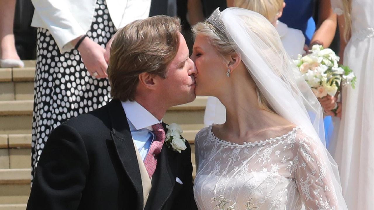 Nach dem Jawort: Die frischvermählten Thomas Kingston und Lady Gabriella Windsor küssen sich auf den Stufen vor der St.-George's-Kapelle.