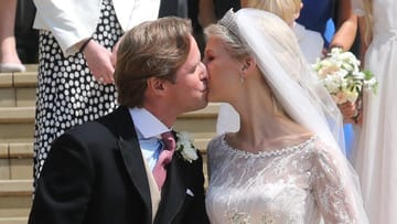 Nach dem Jawort: Die frischvermählten Thomas Kingston und Lady Gabriella Windsor küssen sich auf den Stufen vor der St.-George's-Kapelle.