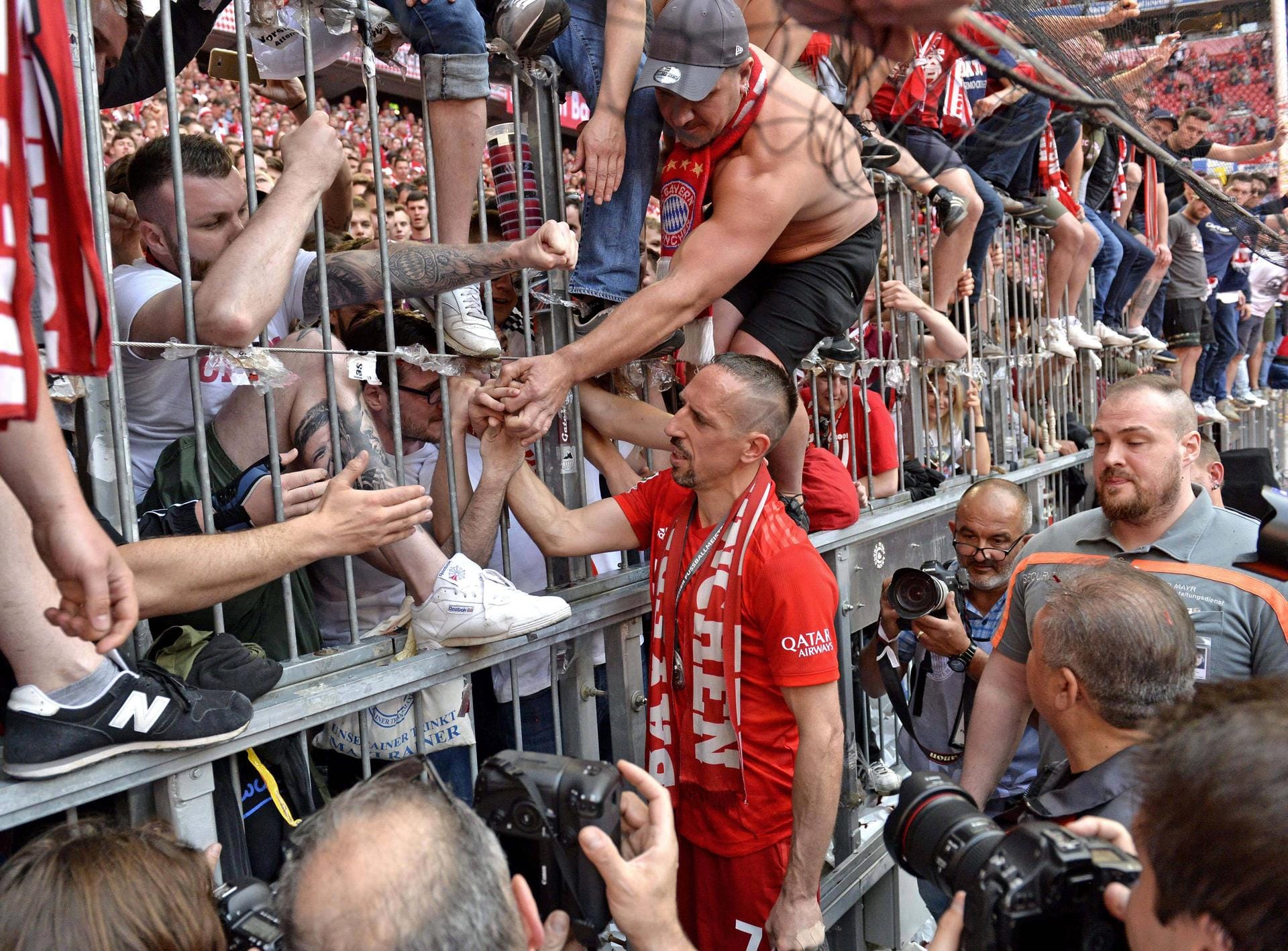 Auch in der eigenen Fankurve verabschiedete sich Ribéry nach seinem letzten Bundesliga-Einsatz für den FC Bayern.