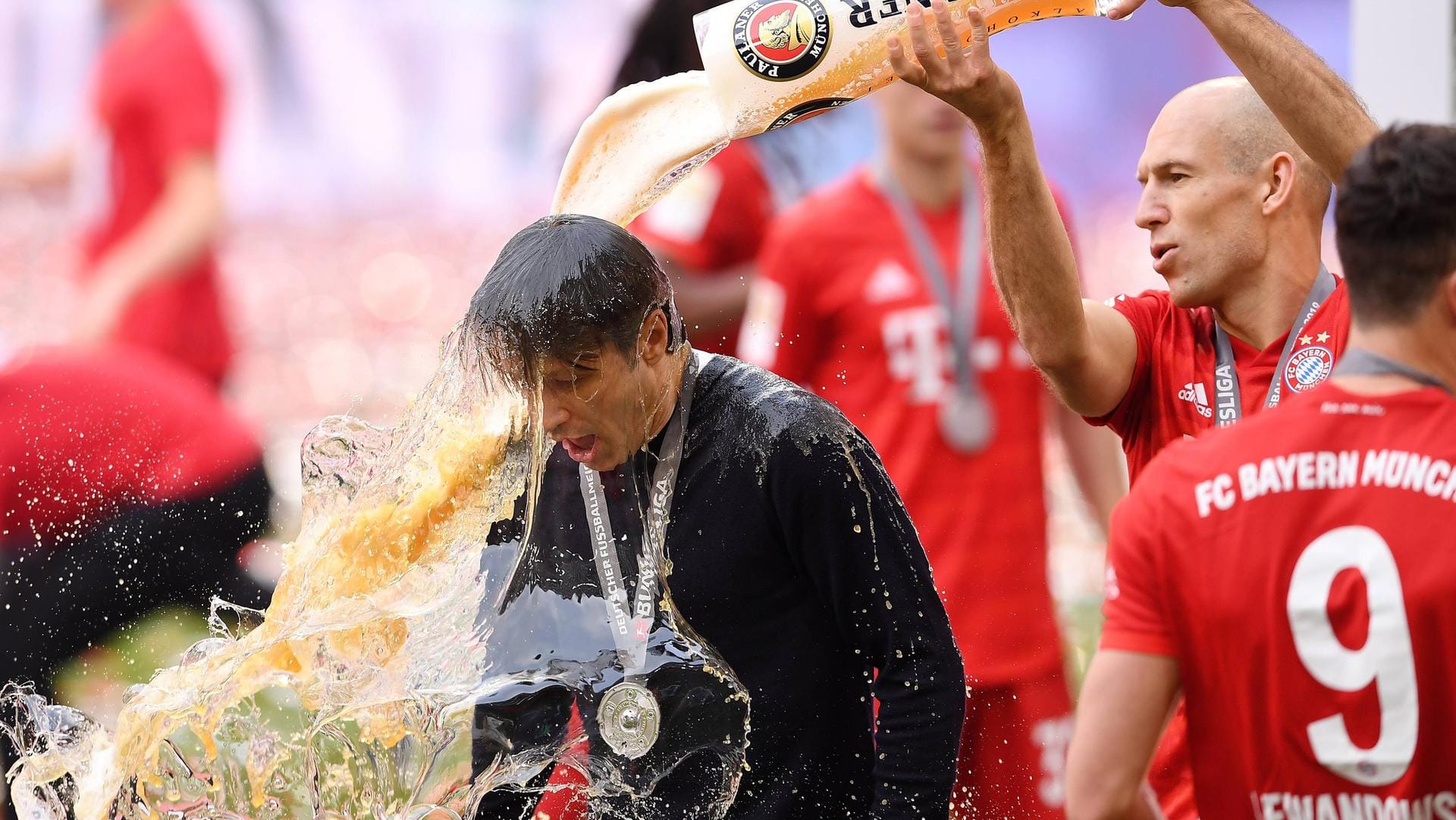 Überraschungsangriff auf den Trainer: Arjen Robben tauft Niko Kovac mit einer klassischen Weißbierdusche zum Deutschen Meister.