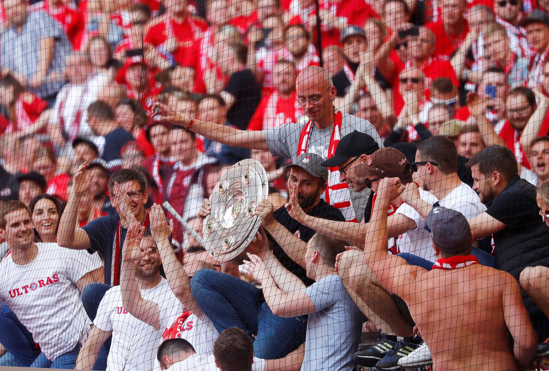 Auch die Münchner Fans durften kurz mit der Schale feiern. Franck Ribéry hatte sie zuvor in die Kurve gebracht.