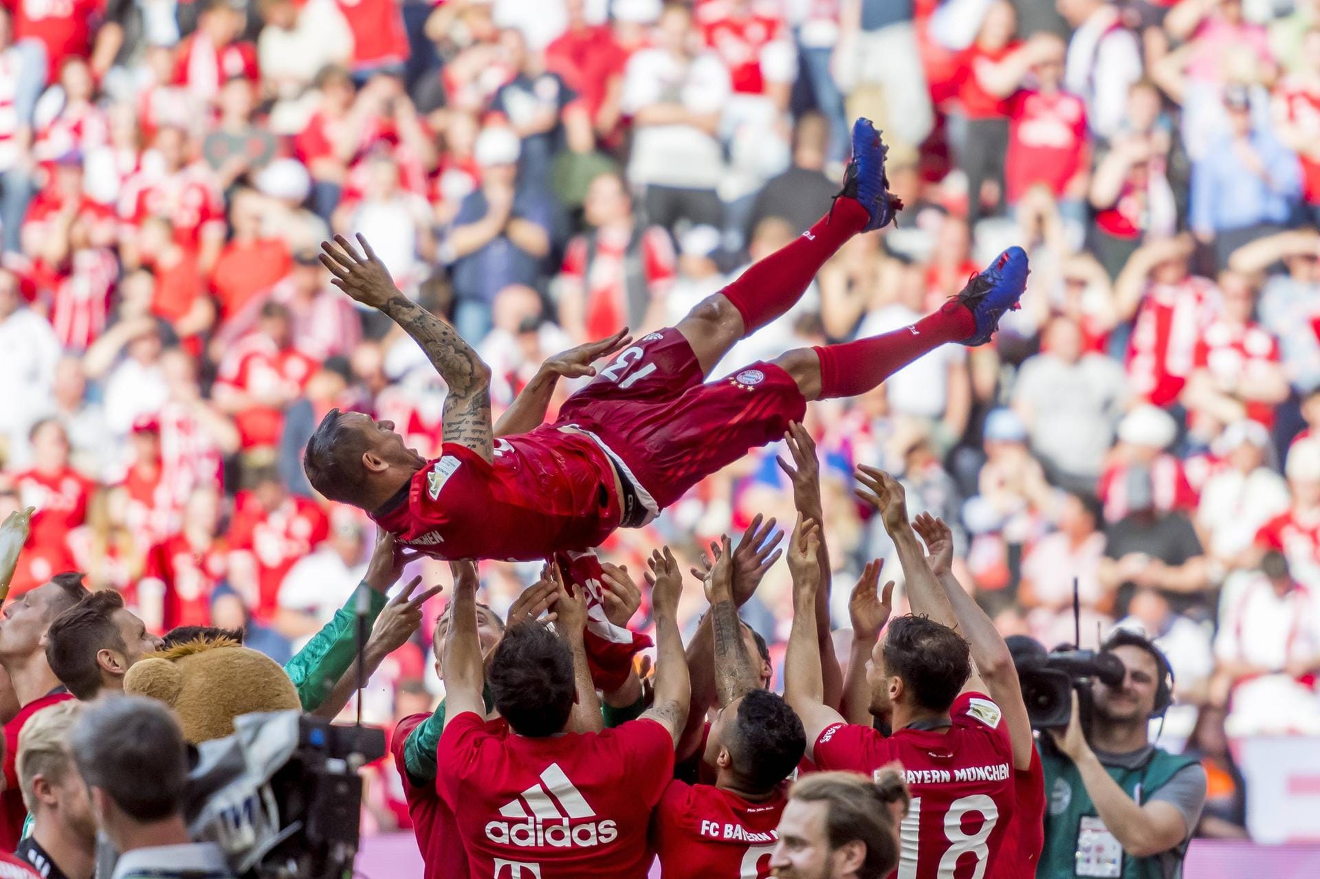 Abschied mit Meistertitel: Seine Mitspieler lassen Rafinha hochleben, der den FC Bayern nun ebenfalls verlassen wird.