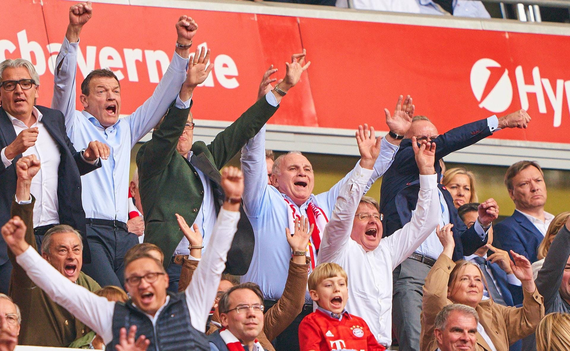 Bayern-Präsident Uli Hoeneß (M.) zur Meisterschaft: "Es war nach vielen Jahren eine Meisterschaft, die am letzten Spieltag entschieden wurde. Nach dem Ausgleichstreffer waren es fünf unruhige Minuten. Ich muss der Mannschaft aber ein Kompliment machen. Sie hat über weite Strecken, wie aus einem Guss gespielt."
