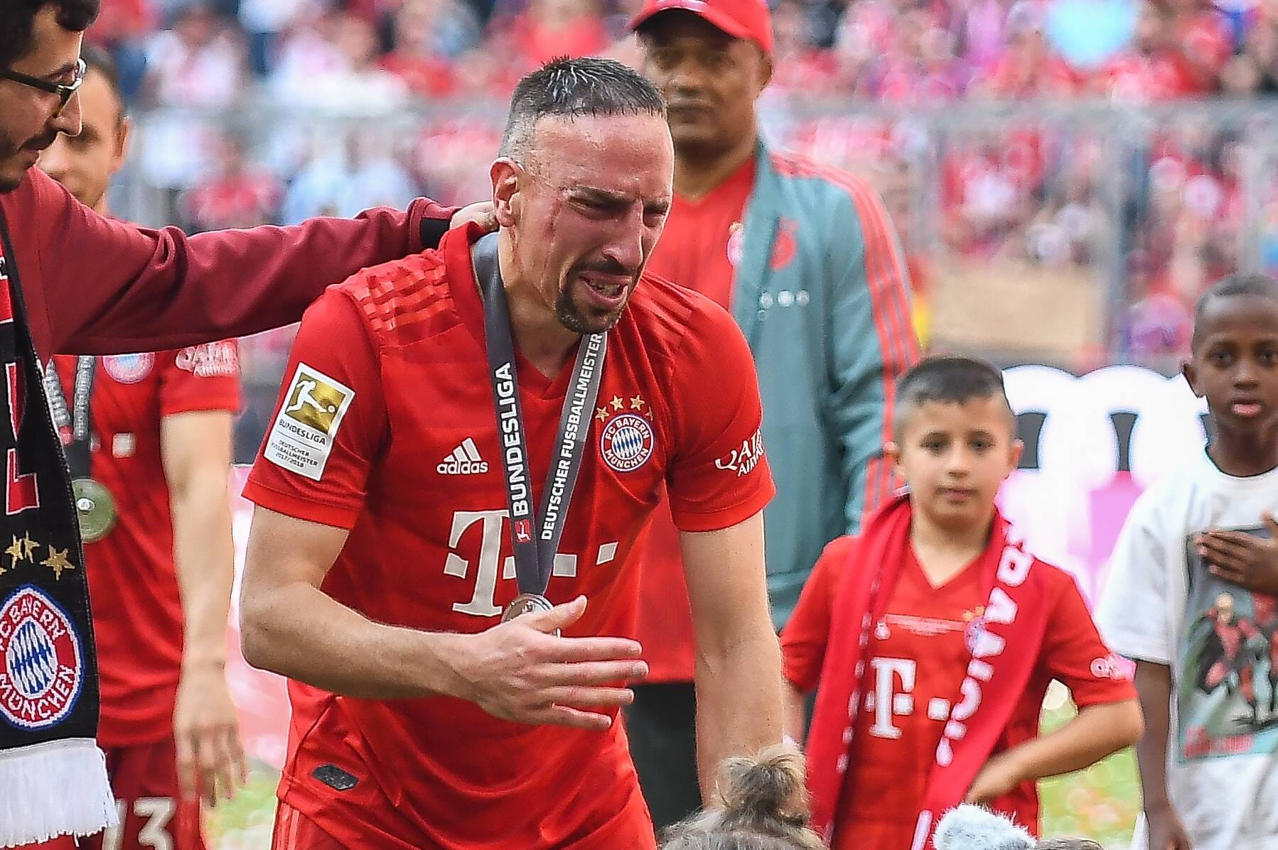 Torschütze Franck Ribéry zu seinem letzten Bundesligaspiel für Bayern: "Meine ganze Familie aus Frankreich ist gekommen. Das ist ein spezieller Moment. Auch schwer, aber was für mich zählt, ist, wir sind Meister."