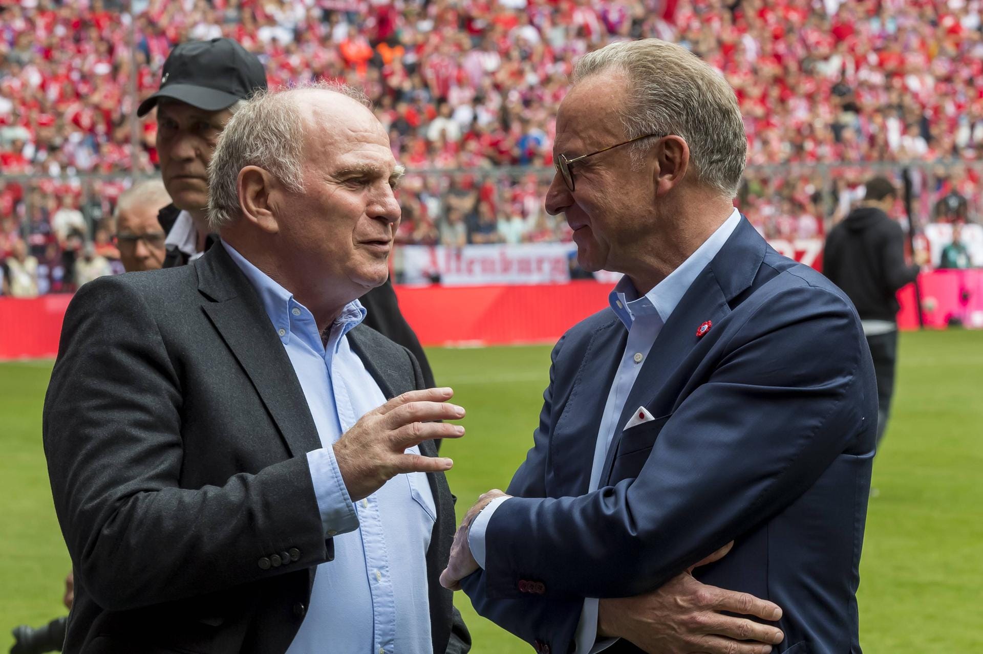 Bayern-Präsident Uli Hoeneß (l.) zur Frage, ob Niko Kovac Trainer bleibt: "Ich habe mich an dieser Diskussion nie beteiligt und werde mich am Tag des Triumphs nicht beteiligen. Wir sollten das Thema langsam aus unseren Köpfen bringen."
